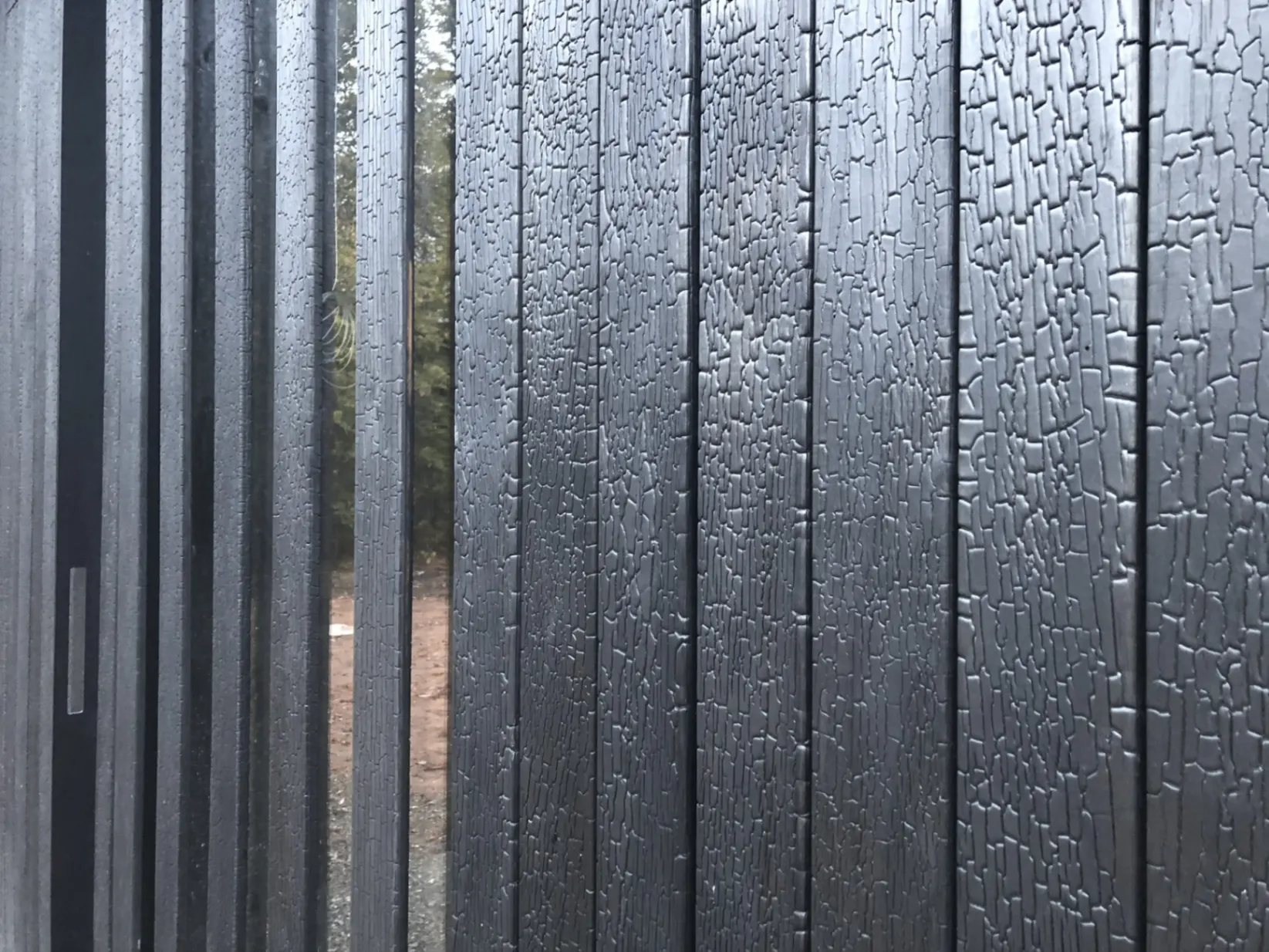 Zwarte gebrande houten bekleding met textuur