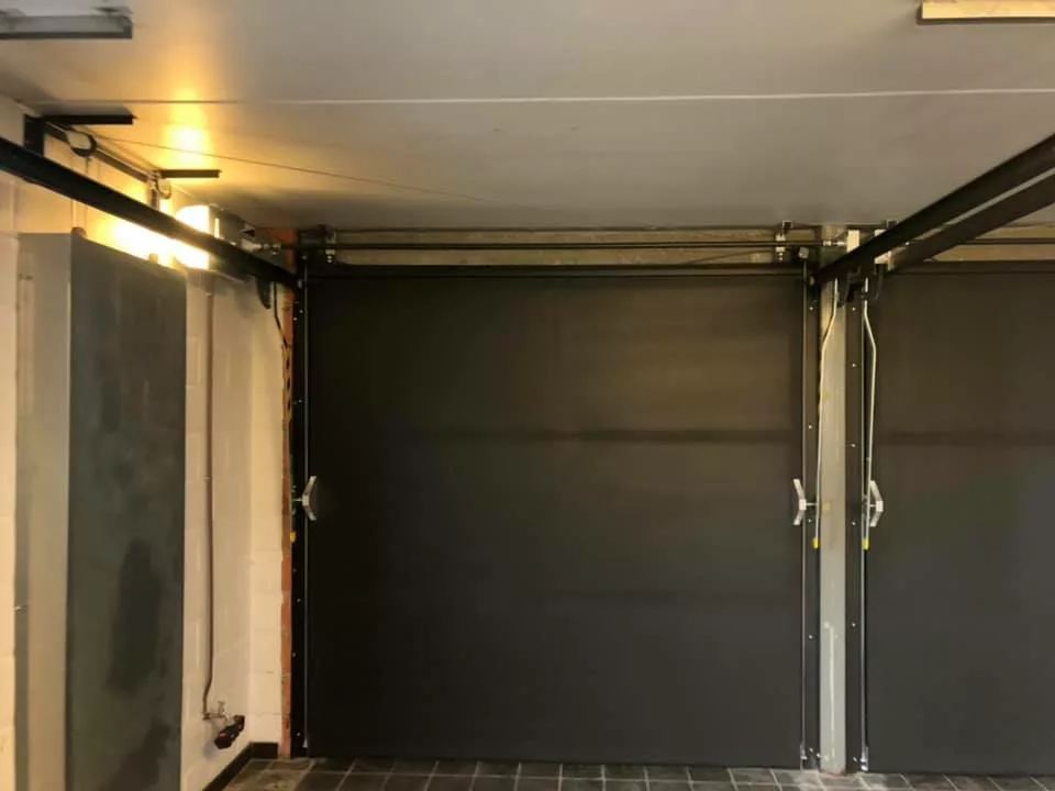 Double porte de garage — aluminium noir strié — 3