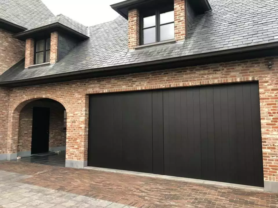 Double porte de garage — aluminium noir strié