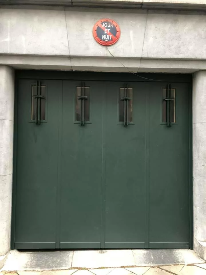 Reproduction parfaite d'une porte métallique ancienne — 2