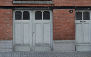 Porte moulurée en bois traditionnelle