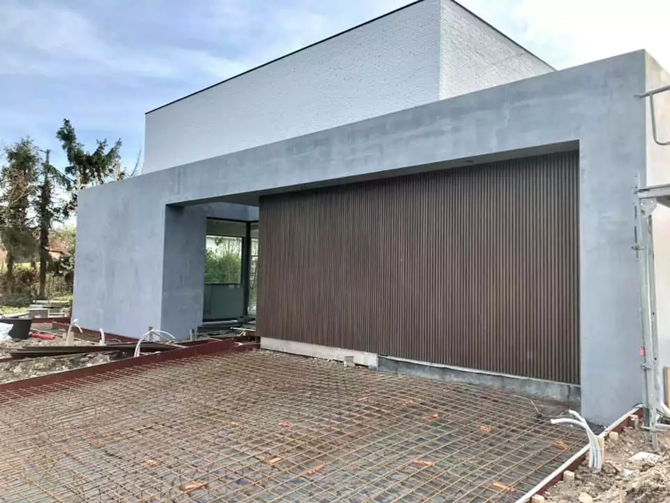 Porte de garage invisible en bois composite