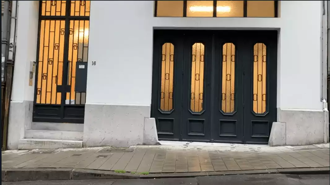 Porte de garage vitrée avec ferronneries