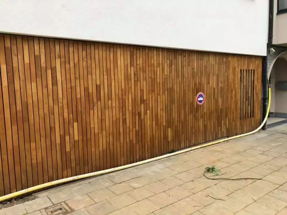 Porte de garage en bois vertical — 1