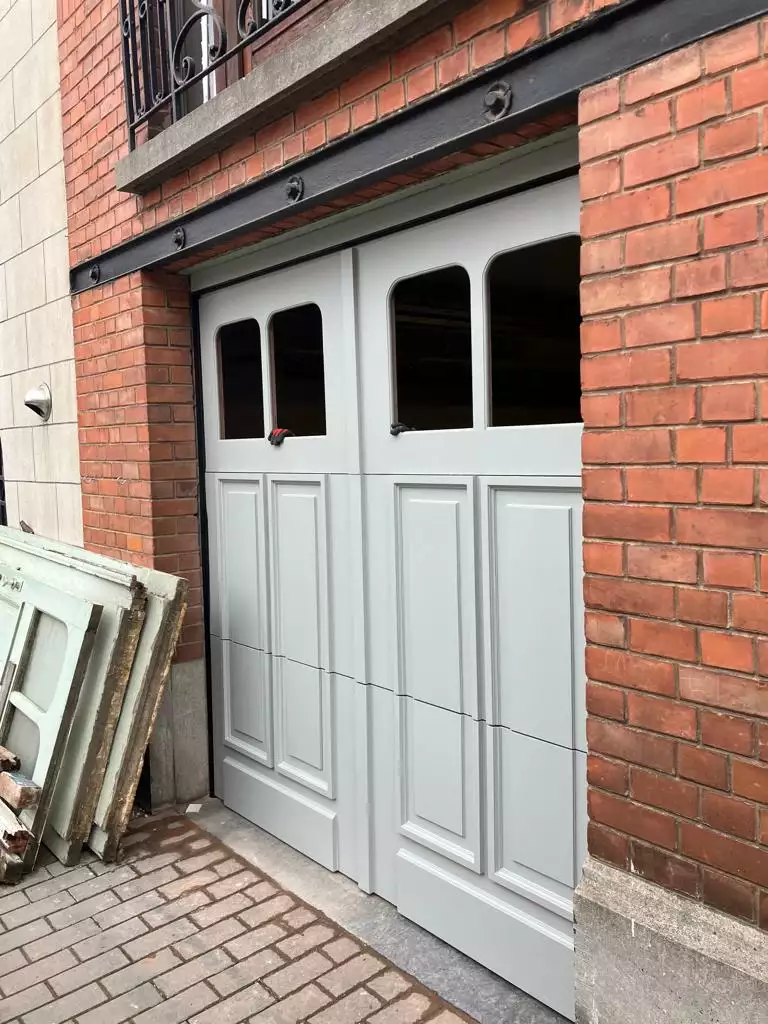 Porte moulurée en bois traditionnelle — 4