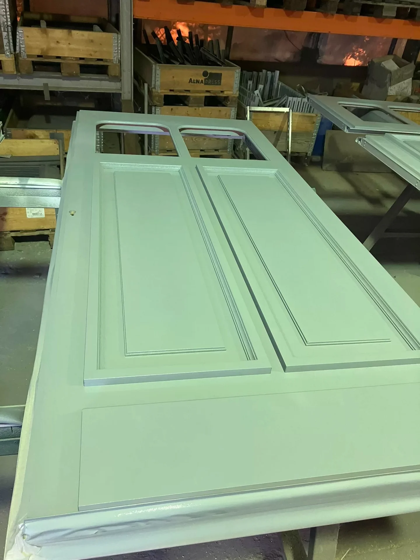Porte moulurée en bois traditionnelle — 2
