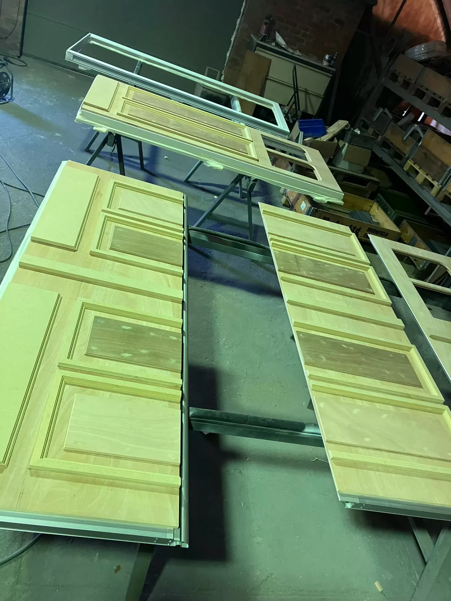 Porte moulurée en bois traditionnelle — 1
