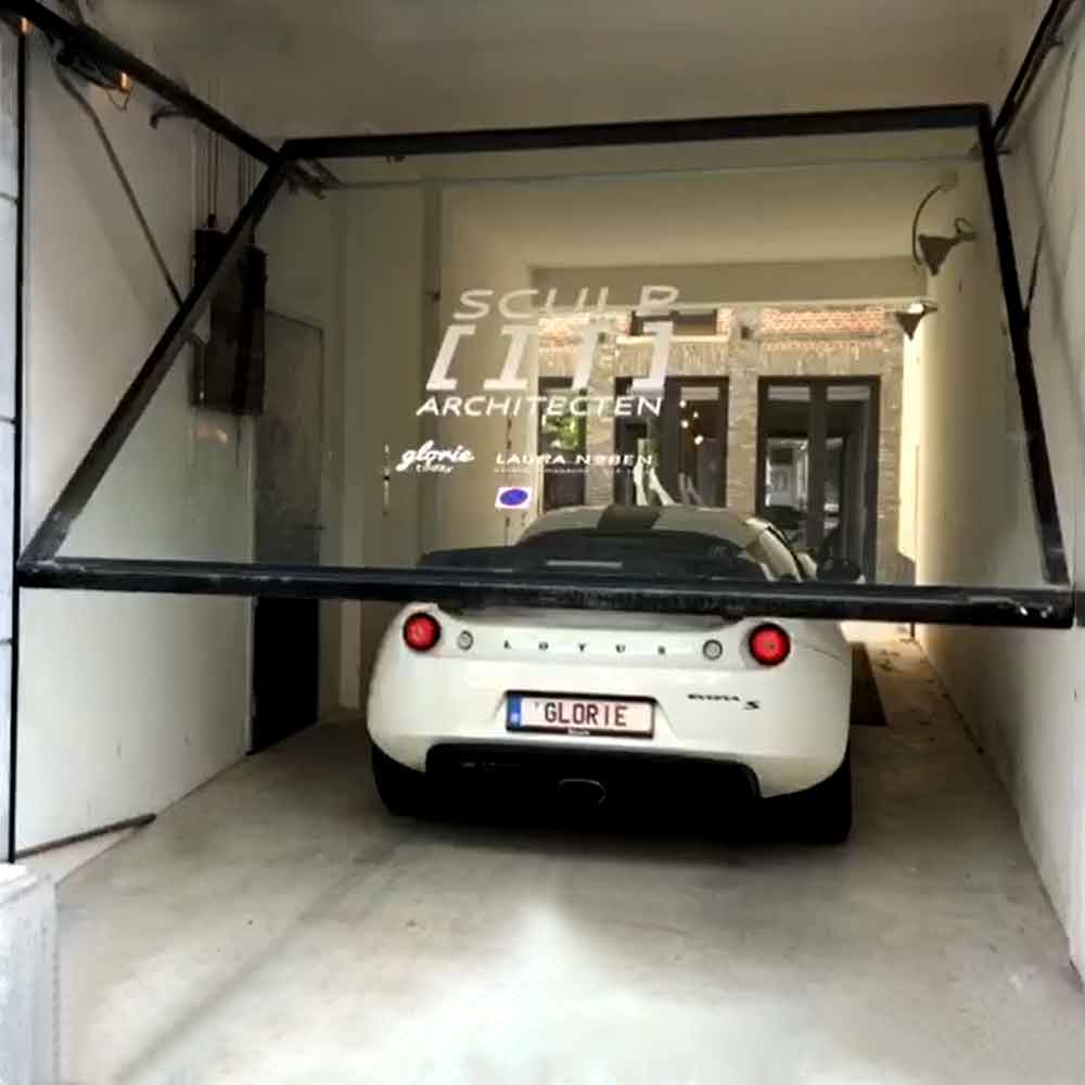 Porte de garage vitrée pour Sculp IT Architects — 1
