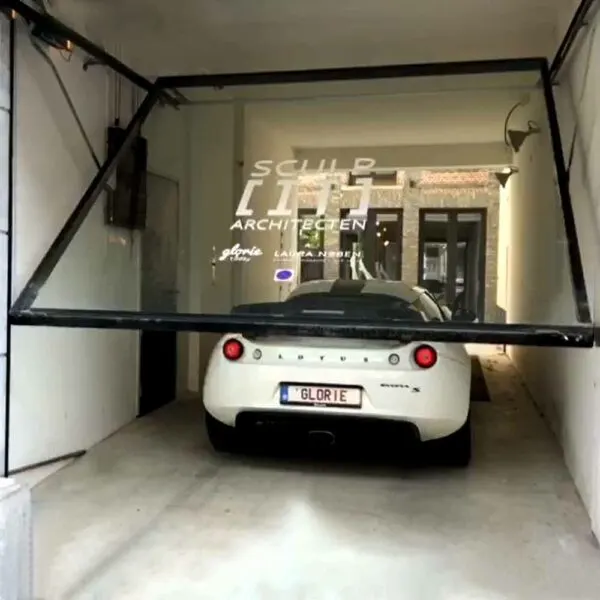 Glazen garagepoort gezien vanuit de garage