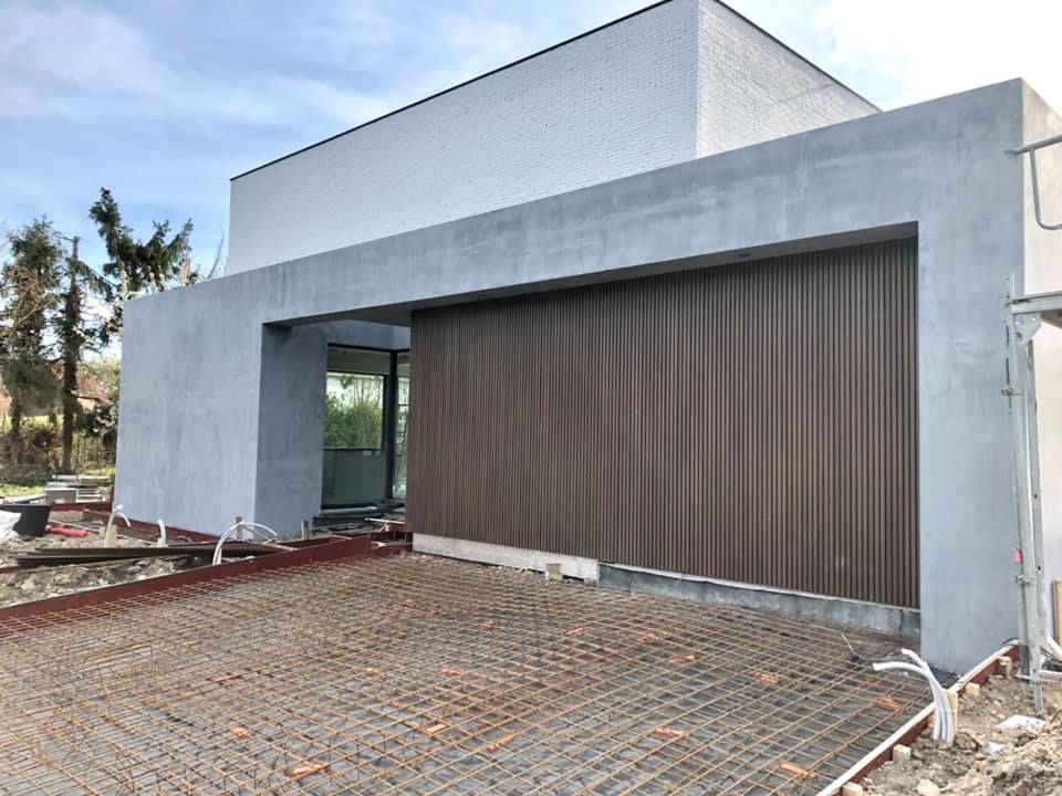 Porte de garage invisible en bois composite — 1