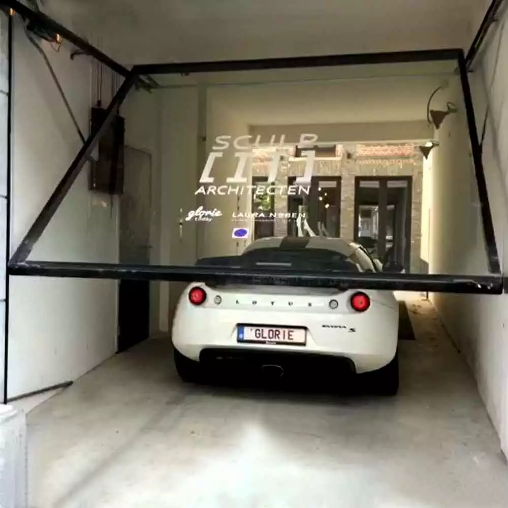 Glazen garagepoort voor Sculp it Architects