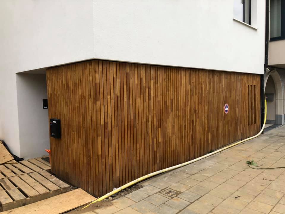 Porte de garage en bois vertical