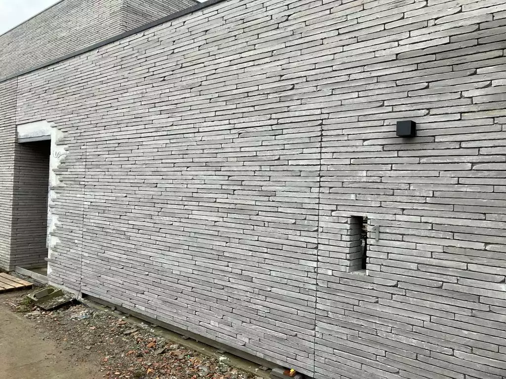 Porte de garage en briques de parement