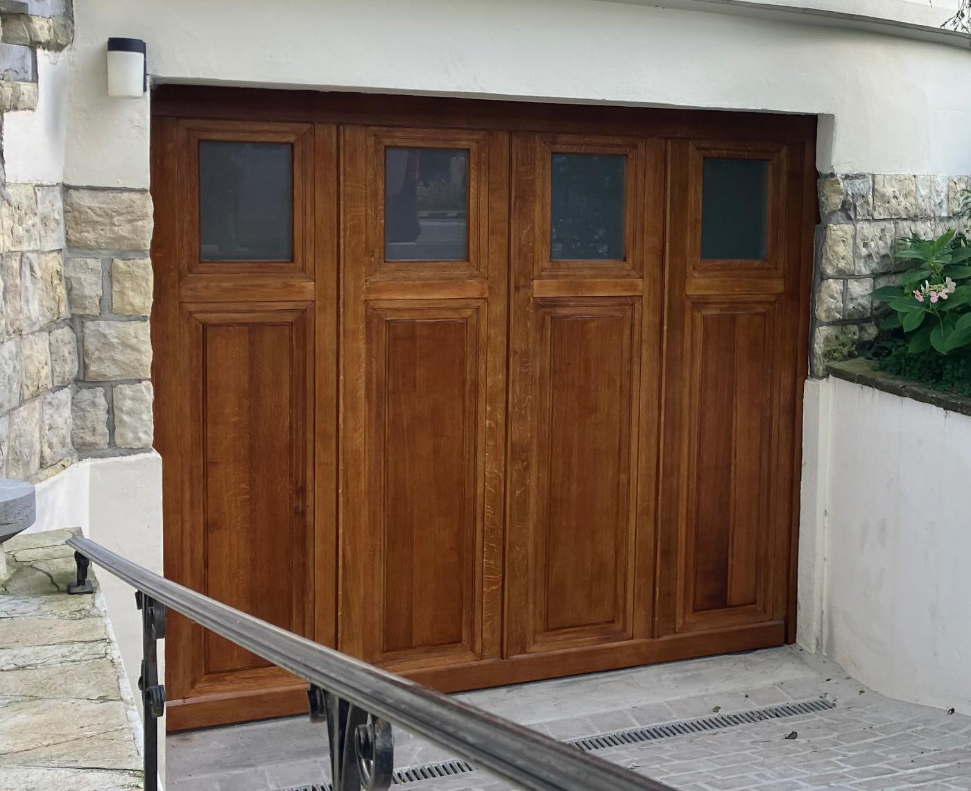 Porte de garage classée en bois massif restaurée