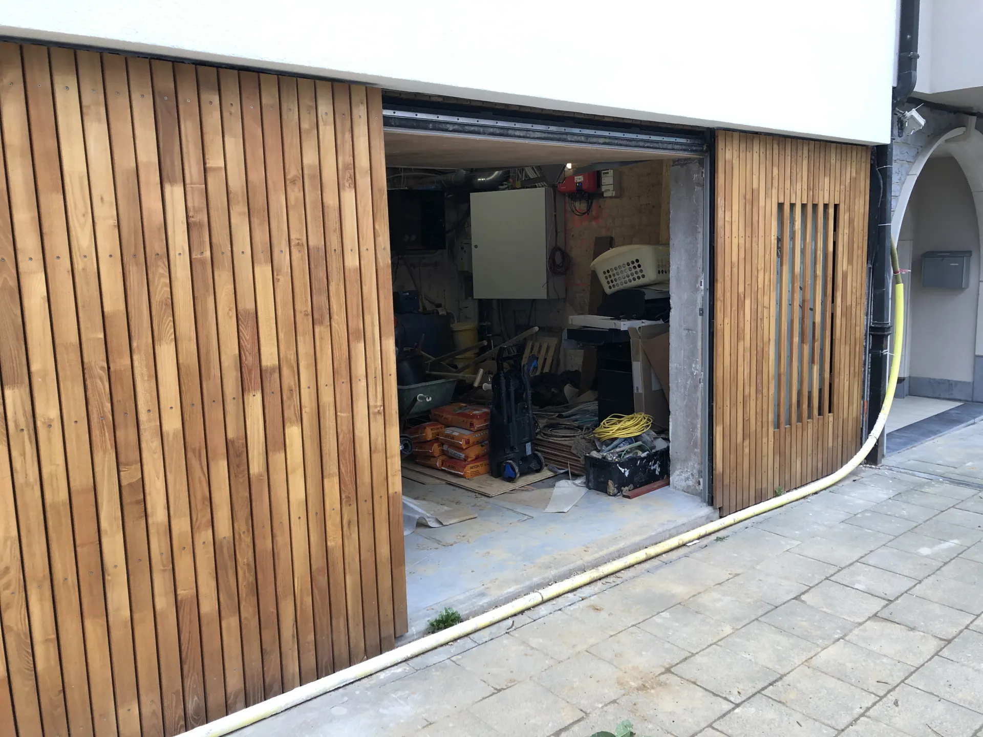 Garagepoort in verticaal hout — 5