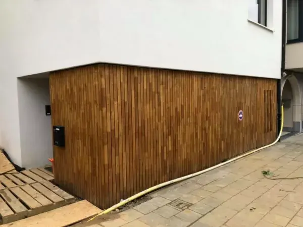 Onzichtbare garagepoort met verticale houten bekleding