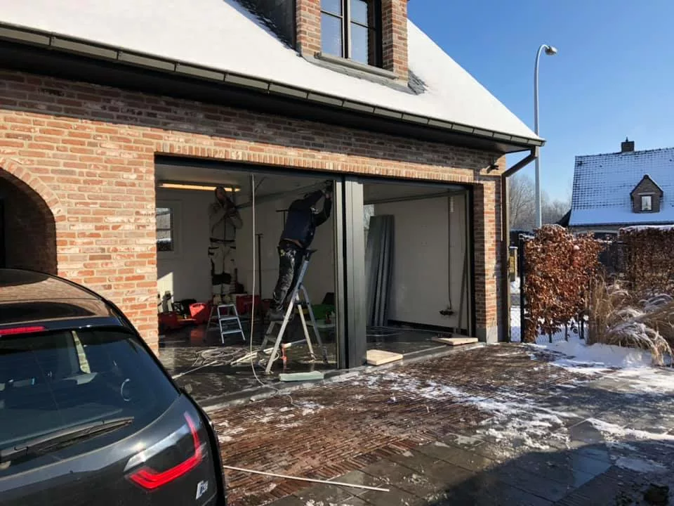 Double porte de garage — aluminium noir strié — 1